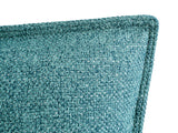 Nahaufnahme des Boucle-Kissenbezuges mit Doppelnaht in der Farbe Petrol.