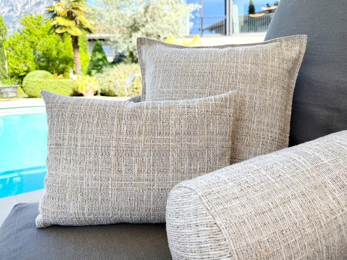 Outdoor Kissenhüllen in verschieden Größen z.B. 40x40 und Nackenrolle auf iner Liege vor einem Pool