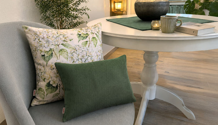 Kissen beties Landlust Hortensie in weiß und HYggelig No.1 in grün im Wohnzimmer