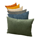 Fünf 25x35 beties Hyggelig No.1 Kordkissen sind in einer diagonalen Reihe gestapelt. Die Kissen sind gruen, blau, grau, beige und orange, wobei das gruene Kissen vorne und das orange Kissen hinten liegt. 