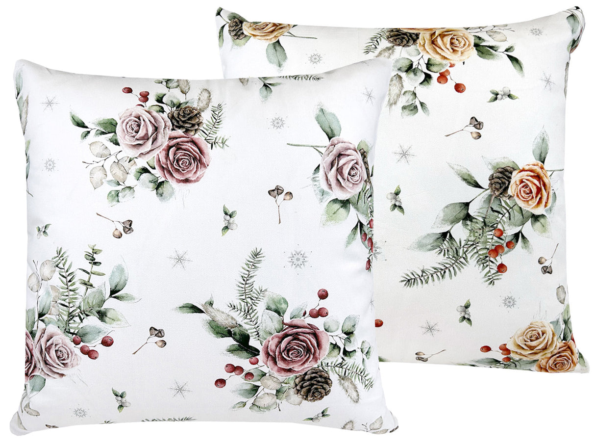 Weisse Kissenhuellen ca. 50x50 cm – Winterdeko mit orangen oder rosanen gefrosteten Rosen, Kieferzapfen und Zweigen im Allloverdruck – 100% Baumwolle – Aus der beties Magie des Winters "Frost-Rose" Kollektion.