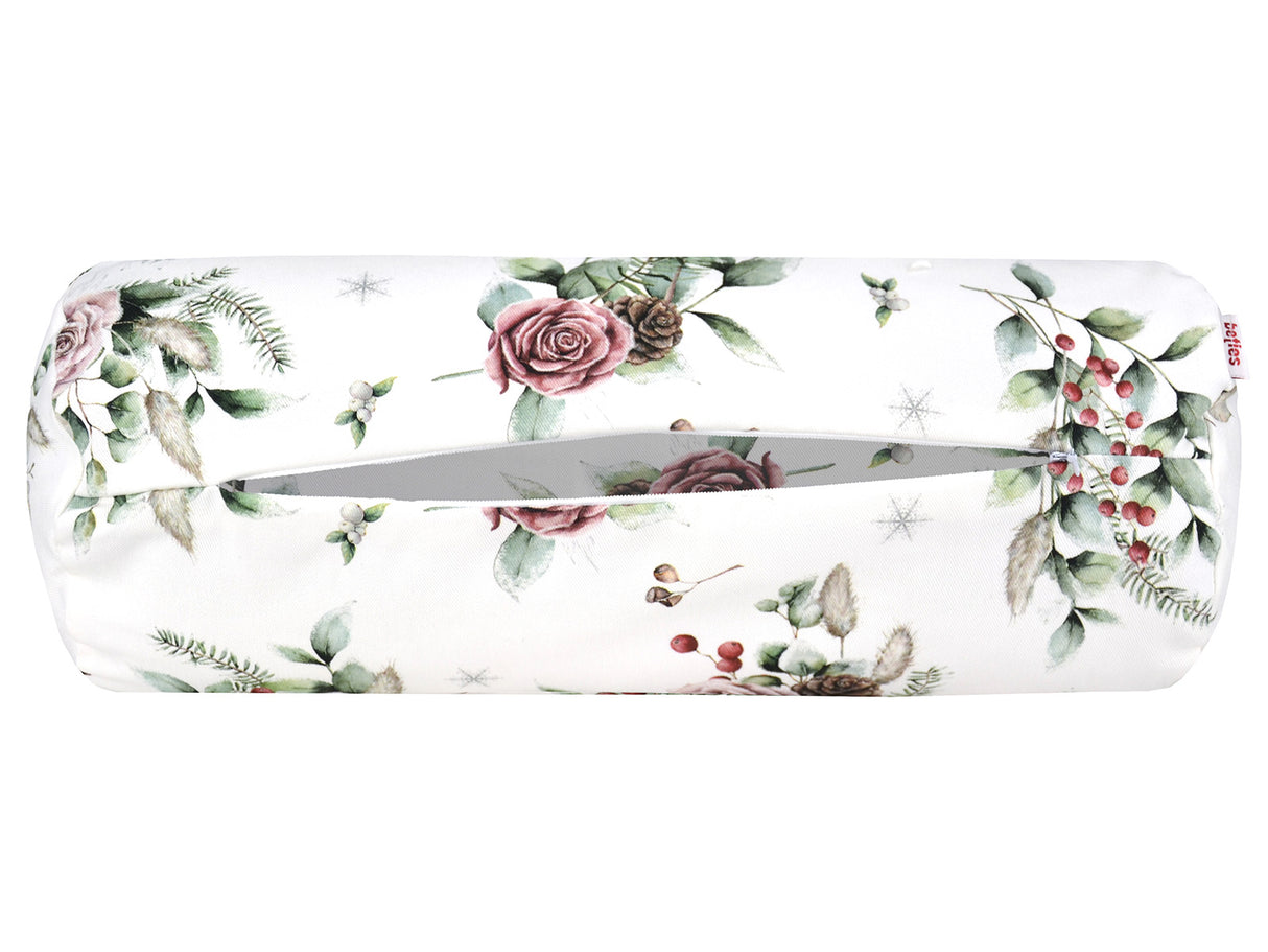 Weisse Nackenrollenhuelle ca. 15x40 cm – Winterdeko mit rosa, gefrosteten Rosen, Tannenzapfen und Zweigen. Ansicht von unten mit geoeffnetem Reissverschluss – 100% Baumwolle – Aus der beties Magie des Winters "Frost-Rose" Kollektion.