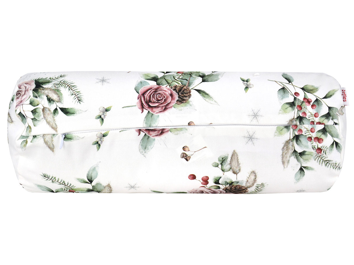 Weisse Nackenrollenhuelle ca. 15x40 cm – Winterdeko mit rosa, gefrosteten Rosen, Tannenzapfen und Zweigen. Ansicht von unten mit Reissverschluss – 100% Baumwolle – Aus der beties Magie des Winters "Frost-Rose" Kollektion.