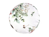 Weisse Nackenrollenhuelle ca. 15x40 cm – Winterdeko mit rosa, gefrosteten Rosen, Tannenzapfen und Zweigen. Ansicht von der Seite – 100% Baumwolle – Aus der beties Magie des Winters "Frost-Rose" Kollektion.