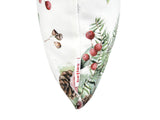 Weisse Kissenhuelle ca. 25x35 cm – Winterdeko mit gefrosteten Rosen in mauve, Kieferzapfen und Zweigen im Alloverdruck. Detailansicht von der Seite mit beties Label – 100% Baumwolle – Aus der beties Magie des Winters "Frost-Rose" Kollektion.