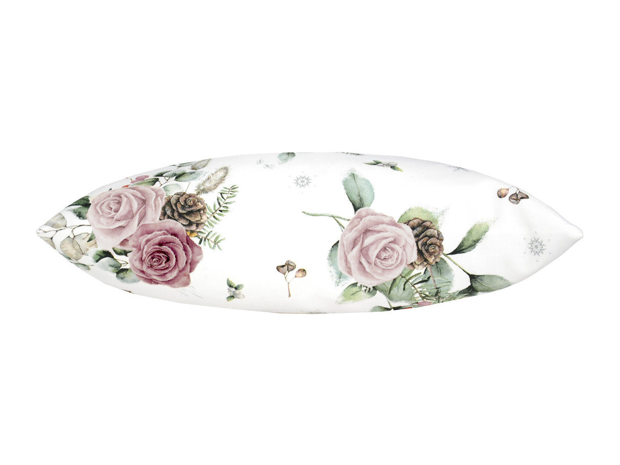 Weisse Kissenhuelle ca. 25x35 cm – Winterdeko mit gefrosteten Rosen in mauve, Kieferzapfen und Zweigen im Alloverdruck. Ansicht von oben – 100% Baumwolle – Aus der beties Magie des Winters "Frost-Rose" Kollektion.