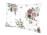 Weisse Kissenhuelle ca. 25x35 cm – Winterdeko mit gefrosteten Rosen in mauve, Kieferzapfen und Zweigen im Alloverdruck – 100% Baumwolle – Aus der beties Magie des Winters "Frost-Rose" Kollektion.