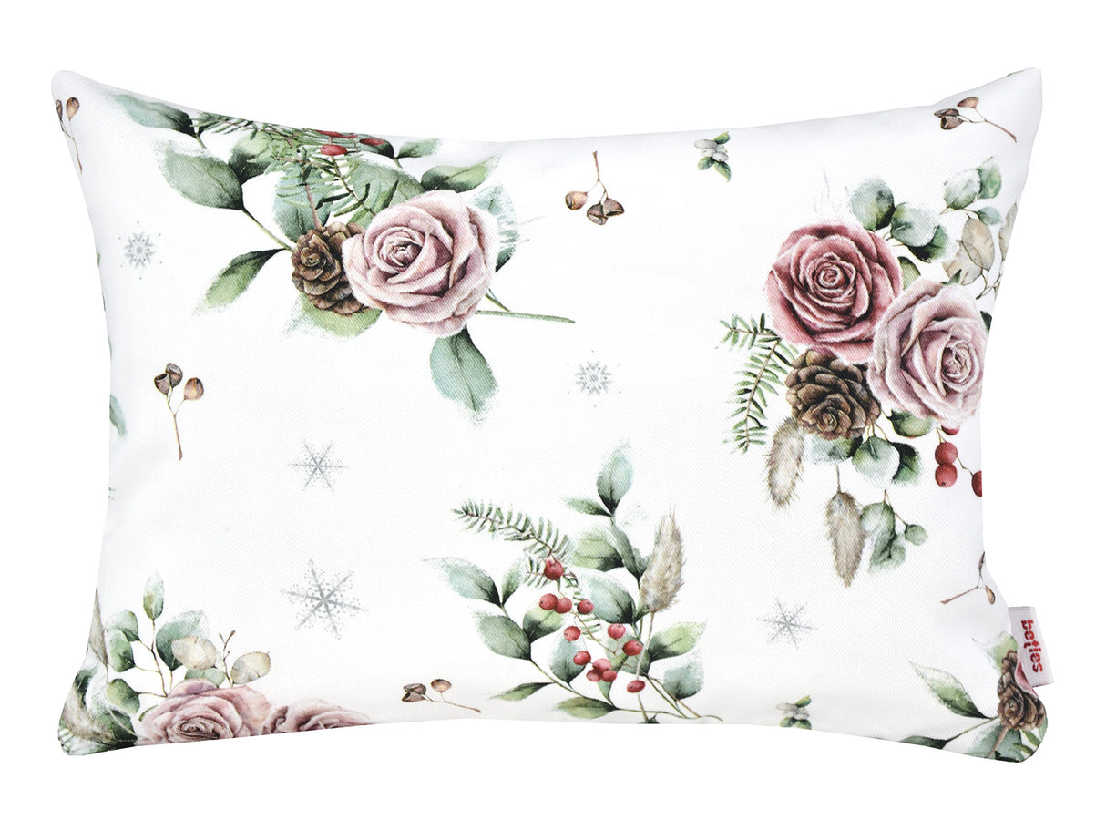 Weisse Kissenhuelle ca. 25x35 cm – Winterdeko mit gefrosteten Rosen in mauve, Kieferzapfen und Zweigen im Alloverdruck – 100% Baumwolle – Aus der beties Magie des Winters "Frost-Rose" Kollektion.