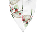 Weisse Kissenhuelle ca. 30x50 cm – Winterdeko mit rosa gefrosteten Rosen, Kieferzapfen und Zweigen im Alloverdruck. Detailansicht von dem beties Label – 100% Baumwolle – Aus der beties Magie des Winters "Frost-Rose" Kollektion.