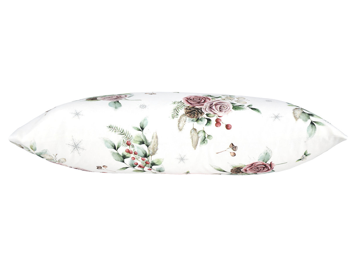Weisse Kissenhuelle ca. 30x50 cm – Winterdeko mit rosa gefrosteten Rosen, Kieferzapfen und Zweigen im Alloverdruck. Ansicht von oben – 100% Baumwolle – Aus der beties Magie des Winters "Frost-Rose" Kollektion.