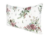 Weisse Kissenhuelle ca. 30x50 cm – Winterdeko mit rosa gefrosteten Rosen, Kieferzapfen und Zweigen im Alloverdruck – 100% Baumwolle – Aus der beties Magie des Winters "Frost-Rose" Kollektion.