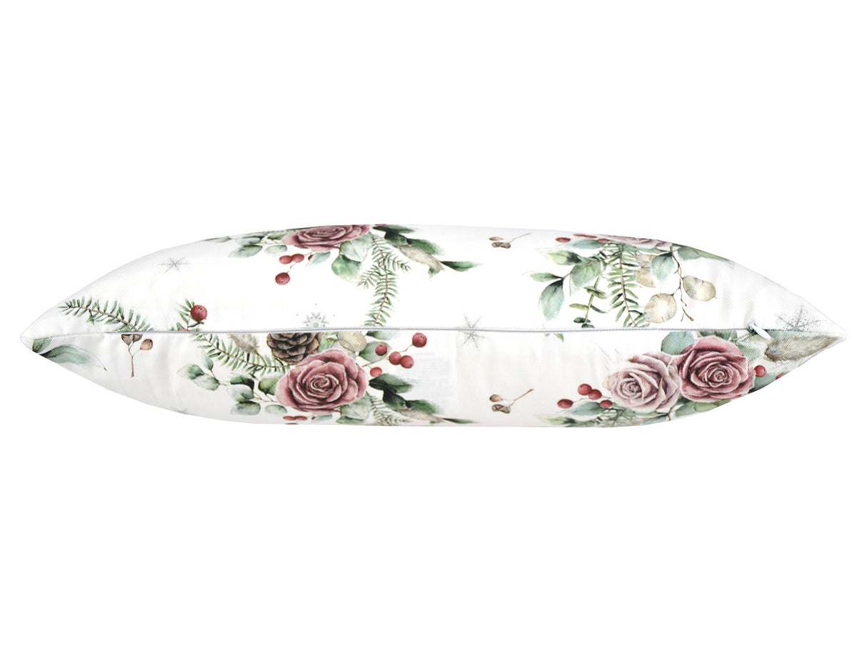 Weisse Kissenhuelle ca. 30x50 cm – Winterdeko mit rosa gefrosteten Rosen, Kieferzapfen und Zweigen im Alloverdruck. Ansicht von unten mit Reissverschluss – 100% Baumwolle – Aus der beties Magie des Winters "Frost-Rose" Kollektion.