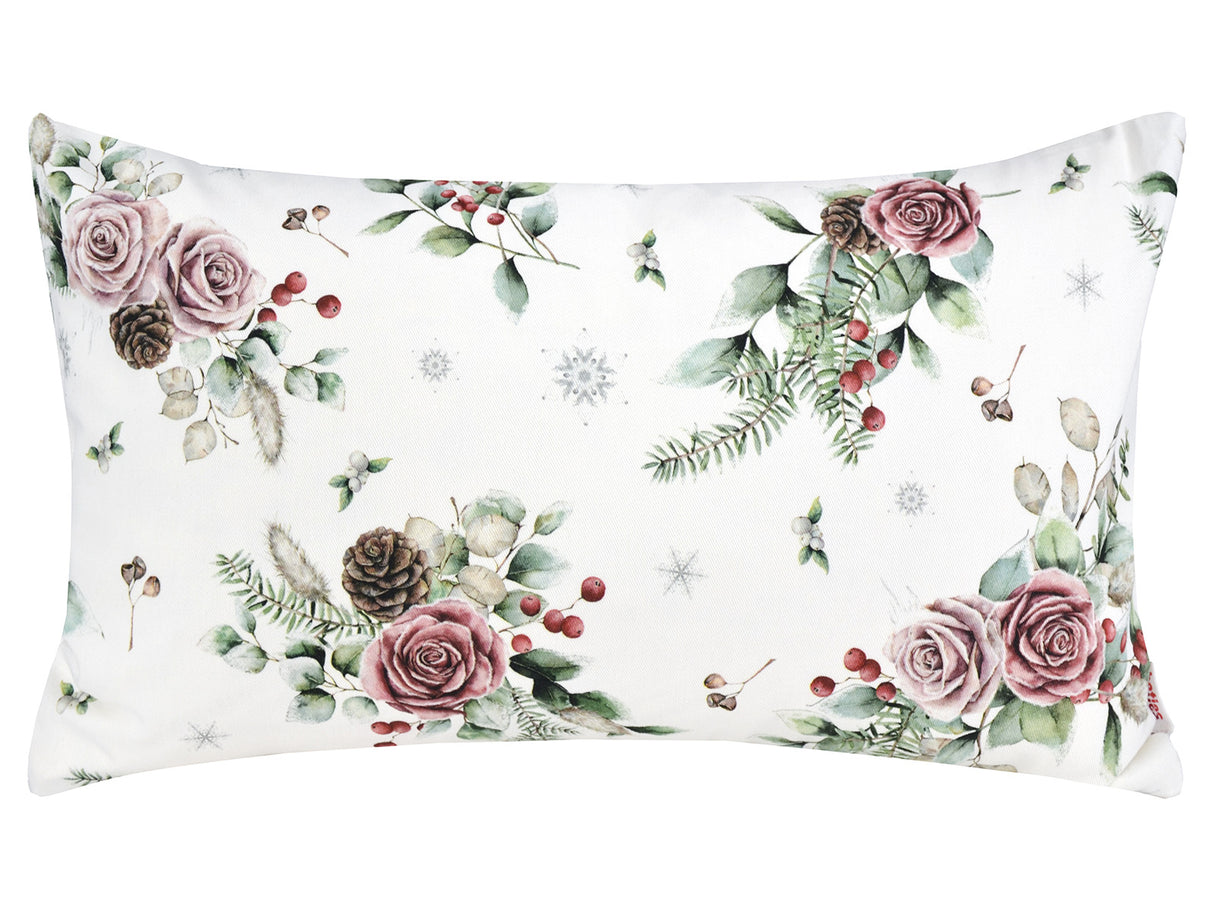 Weisse Kissenhuelle ca. 30x50 cm – Winterdeko mit rosa gefrosteten Rosen, Kieferzapfen und Zweigen im Alloverdruck – 100% Baumwolle – Aus der beties Magie des Winters "Frost-Rose" Kollektion.