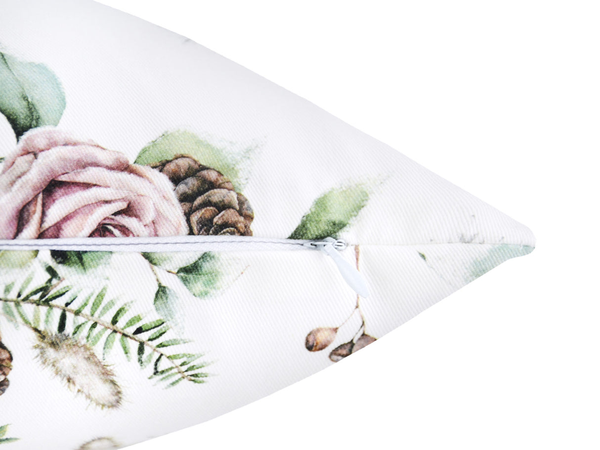 Weisse Kissenhuelle ca. 40x40 cm – Winterdeko mit rosa gefrosteten Rosen, Kieferzapfen und Zweigen im Alloverdruck Detailansicht von unten mit Reissverschluss – 100% Baumwolle – Aus der beties Magie des Winters "Frost-Rose" Kollektion.