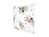 Weisse Kissenhuelle ca. 40x40 cm – Winterdeko mit rosa gefrosteten Rosen, Kieferzapfen und Zweigen im Alloverdruck – 100% Baumwolle – Aus der beties Magie des Winters "Frost-Rose" Kollektion.