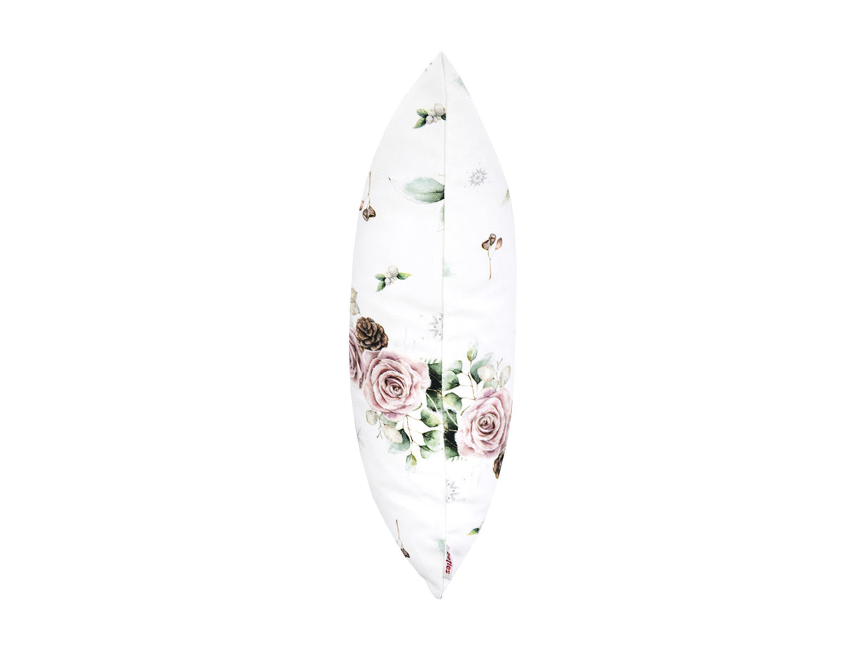 Weisse Kissenhuelle ca. 40x40 cm – Winterdeko mit rosa gefrosteten Rosen, Kieferzapfen und Zweigen im Alloverdruck. Ansicht von der Seite – 100% Baumwolle – Aus der beties Magie des Winters "Frost-Rose" Kollektion.