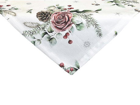Weisse XS-Mitteldecke – Winterdeko mit rosa, gefrosteten Rosen, Kieferzapfen und Zweigen im Alloverdruck – 100% Baumwolle – aus der beties Magie des Winters "Frost-Rose" Kollektion.