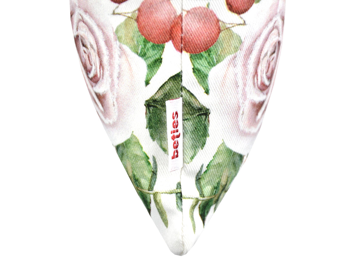 Weisse Kissenhuelle ca. 25x35 cm – Winterdeko mit gefrostetem Rosen-Bukett in mauve – 100% Baumwolle. Detailansicht von der Seite mit dem beties Label – Aus der beties Magie des Winters "Frost-Rose-Bukett" Kollektion.