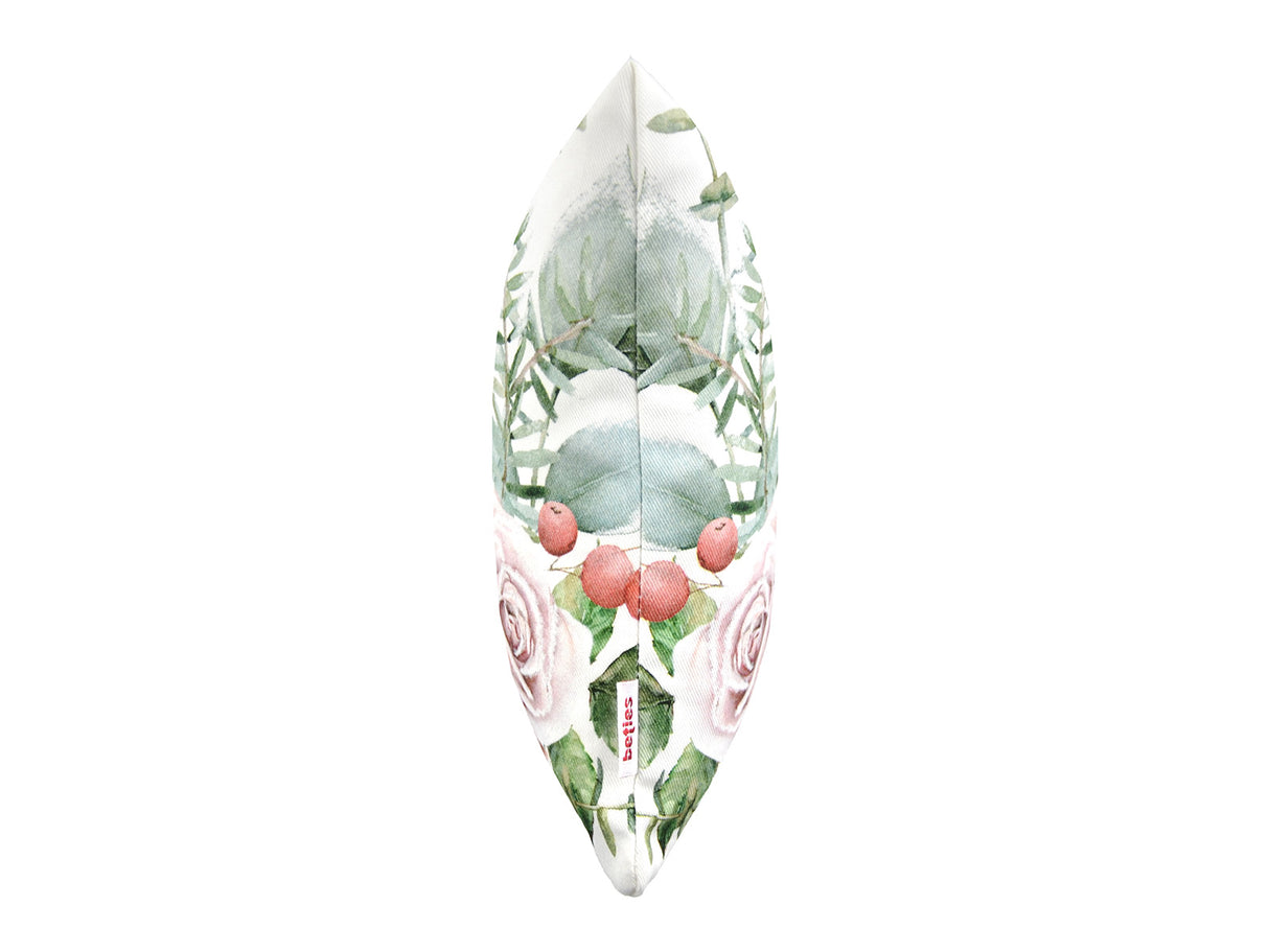 Weisse Kissenhuelle ca. 25x35 cm – Winterdeko mit gefrostetem Rosen-Bukett in mauve – 100% Baumwolle. Ansicht von der Seite mit dem beties Label – Aus der beties Magie des Winters "Frost-Rose-Bukett" Kollektion.