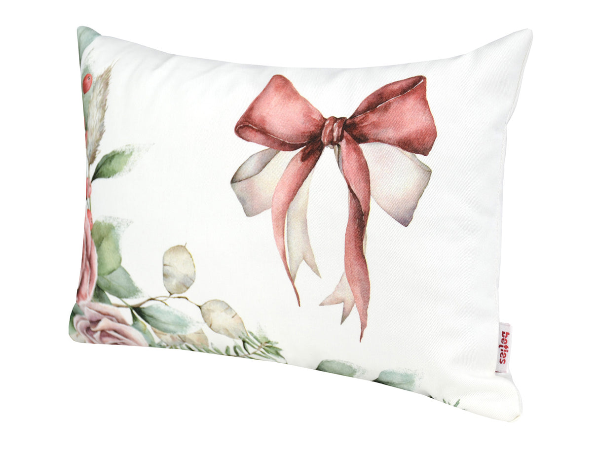 Weisse Kissenhuelle ca. 25x35 cm – Winterdeko mit rosa Schleife und rosa, gefrosteten Rosen und Zweigen – 100% Baumwolle – Aus der beties Magie des Winters "Frost-Rose-Schleife" Kollektion.