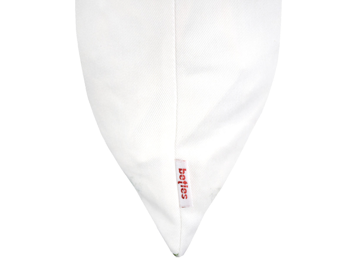Weisse Kissenhuelle ca. 50x50 cm – Winterdeko mit rosaner Schleife und rosanen, gefrosteten Rosen und Zweigen. Detailansicht von der Seite mit beties Label – 100% Baumwolle – Aus der beties Magie des Winters "Frost-Rose Schleife" Kollektion.