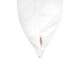 Weisse Kissenhuelle ca. 50x50 cm – Winterdeko mit rosaner Schleife und rosanen, gefrosteten Rosen und Zweigen. Detailansicht von der Seite mit beties Label – 100% Baumwolle – Aus der beties Magie des Winters "Frost-Rose Schleife" Kollektion.
