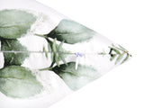 Weisse Kissenhuelle ca. 50x50 cm – Winterdeko mit rosaner Schleife und rosanen, gefrosteten Rosen und Zweigen. Detailansicht von unten mit Reissverschluss – 100% Baumwolle – Aus der beties Magie des Winters "Frost-Rose Schleife" Kollektion.