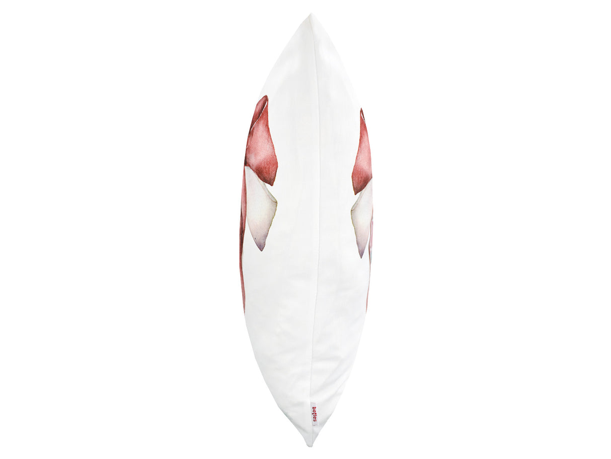 Weisse Kissenhuelle ca. 50x50 cm – Winterdeko mit rosaner Schleife und rosanen, gefrosteten Rosen und Zweigen. Ansicht von der Seite – 100% Baumwolle – Aus der beties Magie des Winters "Frost-Rose Schleife" Kollektion.
