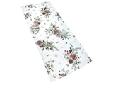 Weisser XS Tischlaeufer – Winterdeko mit gefrosteten Rosen in rosa, Tannenzapfen und Zweigen – 100% Baumwolle – aus der beties Magie des Winters "Frost-Rose" Kollektion.
