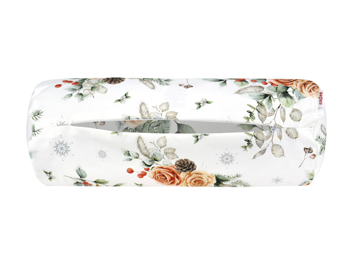 Weisse Nackenrollenhuelle ca. 15x40 cm – Winterdeko mit orangen, gefrosteten Rosen, Tannenzapfen und Zweigen. Ansicht von unten mit geoeffnetem Reissverschluss – 100% Baumwolle – Aus der beties Magie des Winters "Frost-Rose" Kollektion.