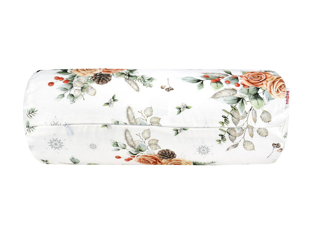 Weisse Nackenrollenhuelle ca. 15x40 cm – Winterdeko mit orangen, gefrosteten Rosen, Tannenzapfen und Zweigen. Ansicht von unten mit Reissverschluss. – 100% Baumwolle – Aus der beties Magie des Winters "Frost-Rose" Kollektion.