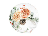 Weisse Nackenrollenhuelle ca. 15x40 cm – Winterdeko mit orangen, gefrosteten Rosen, Tannenzapfen und Zweigen. Ansicht von der Seite. – 100% Baumwolle – Aus der beties Magie des Winters "Frost-Rose" Kollektion.