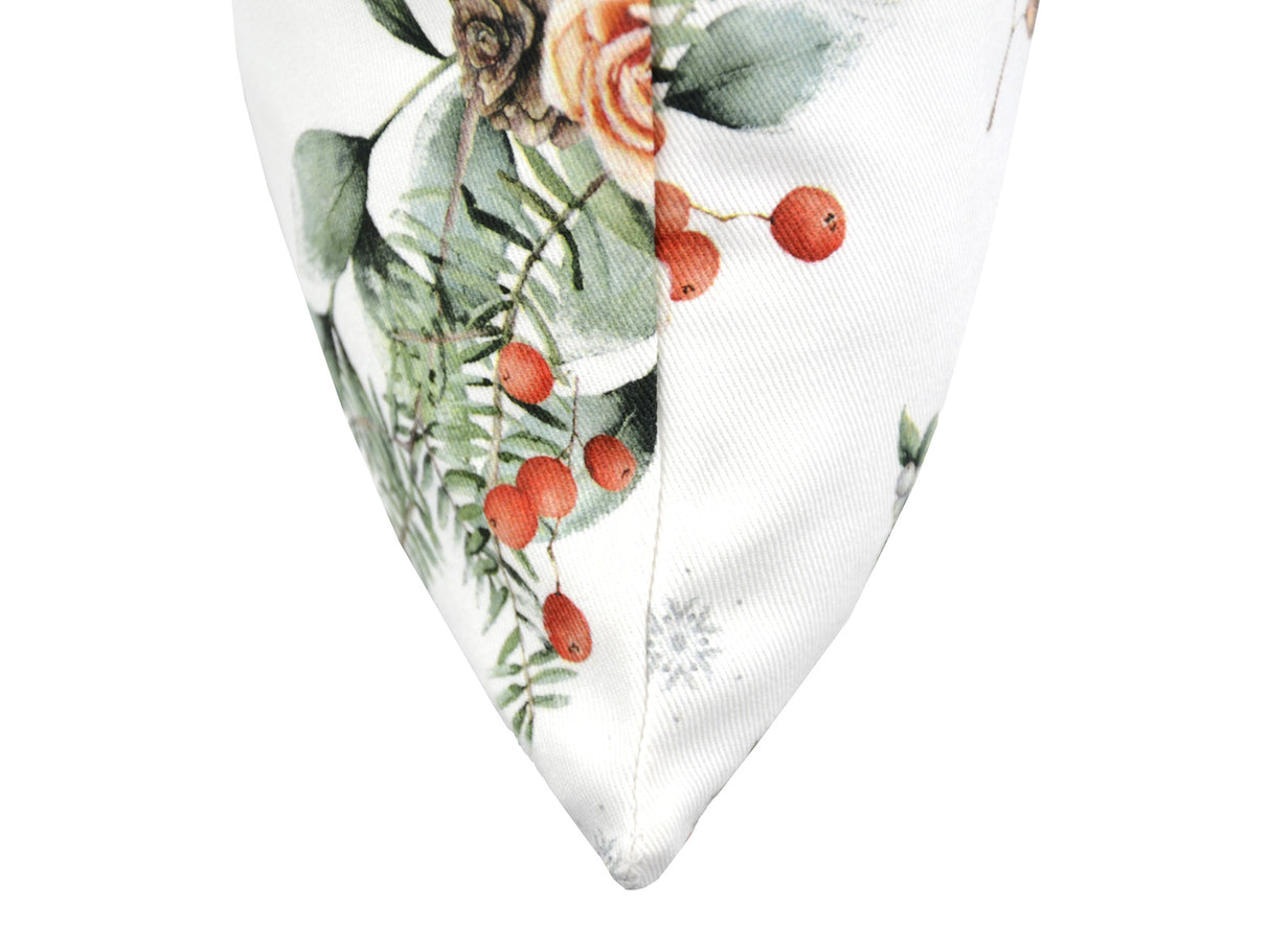 Weisse Kissenhuelle ca. 25x35 cm – Winterdeko mit orangen, gefrosteten Rosen, Kieferzapfen und Zweigen. Detailansicht von der Seite – 100% Baumwolle – Aus der beties Magie des Winters "Frost-Rose" Kollektion.