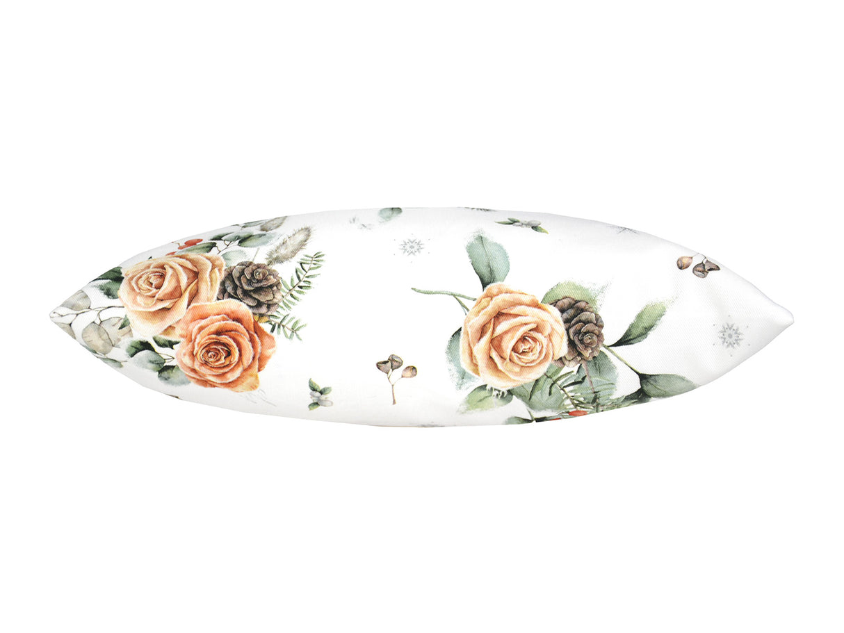 Weisse Kissenhuelle ca. 25x35 cm – Winterdeko mit orangen, gefrosteten Rosen, Kieferzapfen und Zweigen. Ansicht von oben – 100% Baumwolle – Aus der beties Magie des Winters "Frost-Rose" Kollektion.