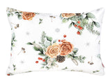 Weisse Kissenhuelle ca. 25x35 cm – Winterdeko mit orangen, gefrosteten Rosen, Kieferzapfen und Zweigen im Alloverdruck – 100% Baumwolle – Aus der beties Magie des Winters "Frost-Rose" Kollektion.
