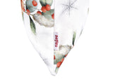 Weisse Kissenhuelle ca. 30x50 cm – Winterdeko mit orangen, gefrosteten Rosen, Kieferzapfen und Zweigen im Alloverdruck. Detailansicht von dem beties Label – 100% Baumwolle – Aus der beties Magie des Winters "Frost-Rose" Kollektion.