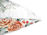 Weisse Kissenhuelle ca. 30x50 cm – Winterdeko mit orangen, gefrosteten Rosen, Kieferzapfen und Zweigen im Alloverdruck. Detailansicht von dem Reissverschluss  – 100% Baumwolle – Aus der beties Magie des Winters "Frost-Rose" Kollektion.
