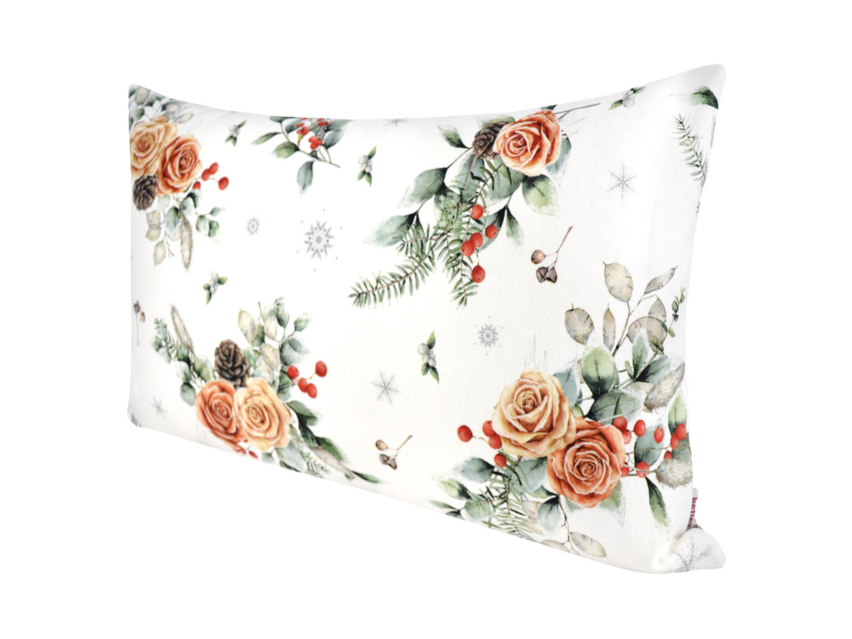 Weisse Kissenhuelle ca. 30x50 cm – Winterdeko mit orangen, gefrosteten Rosen, Kieferzapfen und Zweigen im Alloverdruck – 100% Baumwolle – Aus der beties Magie des Winters "Frost-Rose" Kollektion.