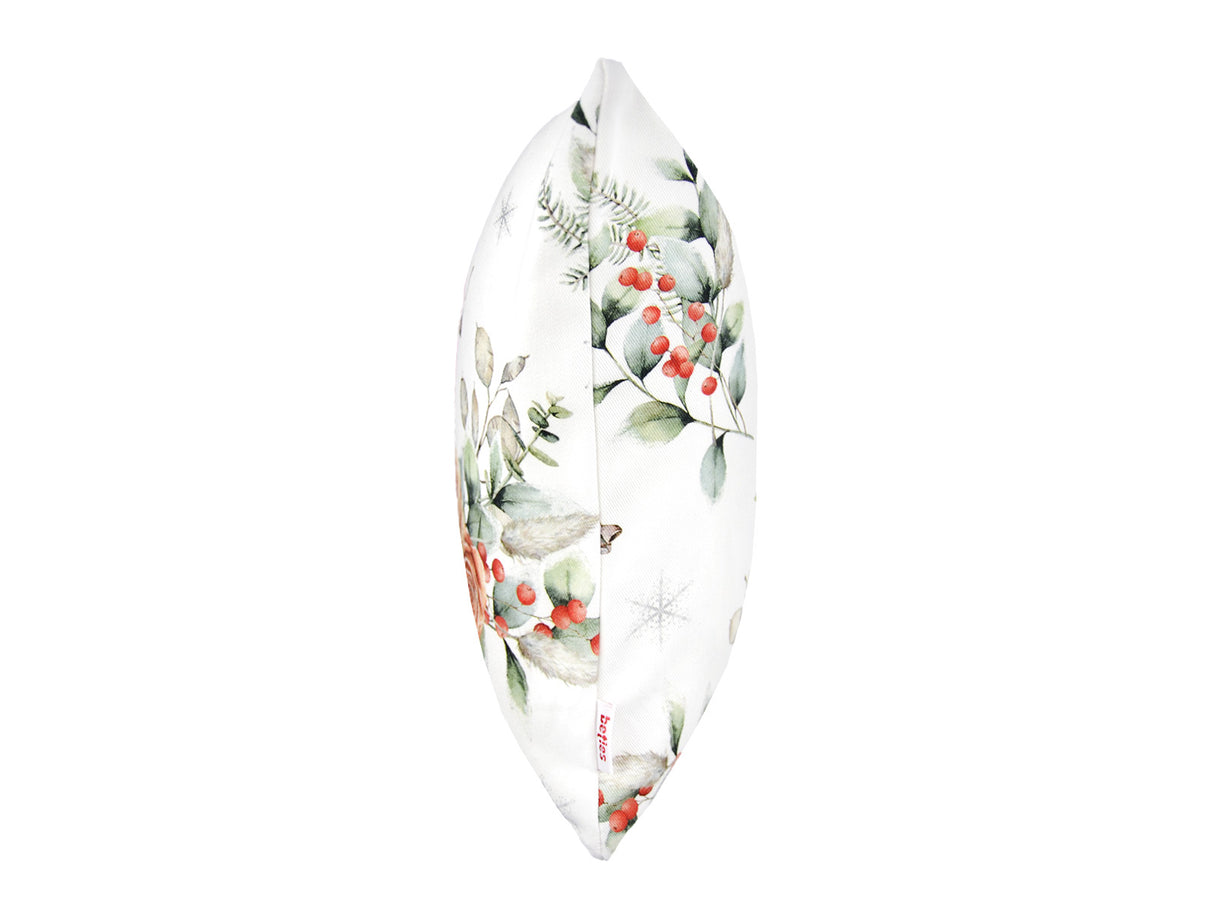 Weisse Kissenhuelle ca. 30x50 cm – Winterdeko mit orangen, gefrosteten Rosen, Kieferzapfen und Zweigen im Alloverdruck. Ansicht von der Seite mit dem beties Label  – 100% Baumwolle – Aus der beties Magie des Winters "Frost-Rose" Kollektion.
