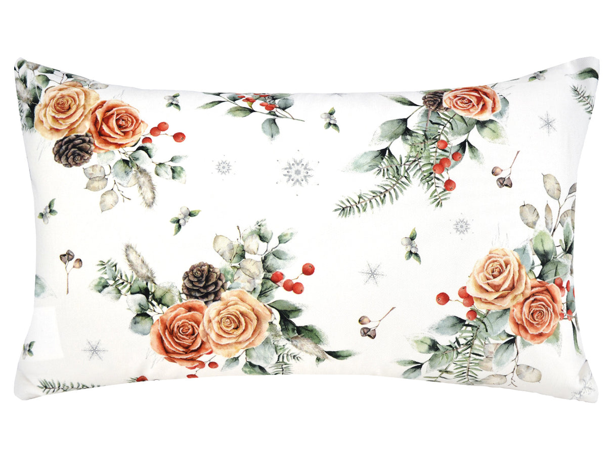 Weisse Kissenhuelle ca. 30x50 cm – Winterdeko mit orangen, gefrosteten Rosen, Kieferzapfen und Zweigen im Alloverdruck – 100% Baumwolle – Aus der beties Magie des Winters "Frost-Rose" Kollektion.