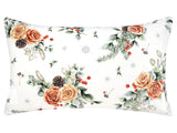Weisse Kissenhuelle ca. 30x50 cm – Winterdeko mit orangen, gefrosteten Rosen, Kieferzapfen und Zweigen im Alloverdruck – 100% Baumwolle – Aus der beties Magie des Winters "Frost-Rose" Kollektion.