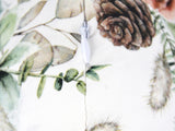 Runde, weisse Kissenhuelle ca. 40 cm im Durchmesser, Detailansicht Reissverschluss – Winterdeko mit gefrosteten Rosen in orange – 100% Baumwolle – aus der beties Magie des Winters "Frost-Rose" Kollektion.