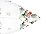 Weisse Kissenhuelle ca. 40x40 cm – Winterdeko mit orangen gefrosteten Rosen, Kieferzapfen und Zweigen im Alloverdruck. Detailansicht von unten mit Reissverschluss – 100% Baumwolle – Aus der beties Magie des Winters "Frost-Rose" Kollektion.