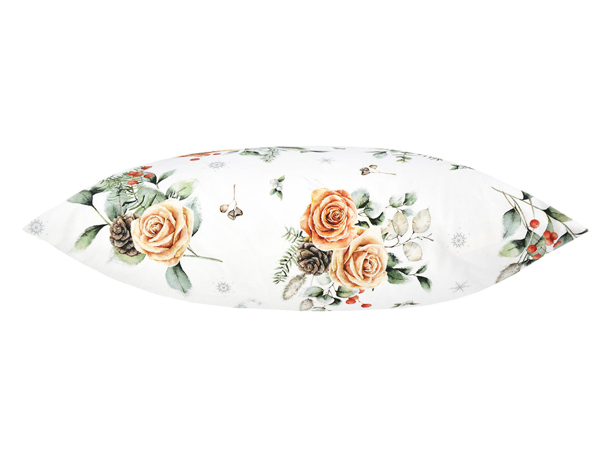 Weisse Kissenhuelle ca. 40x40 cm – Winterdeko mit orangen gefrosteten Rosen, Kieferzapfen und Zweigen im Alloverdruck. Ansicht von oben – 100% Baumwolle – Aus der beties Magie des Winters "Frost-Rose" Kollektion.