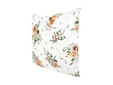 Weisse Kissenhuelle ca. 40x40 cm – Winterdeko mit orangen gefrosteten Rosen, Kieferzapfen und Zweigen im Alloverdruck – 100% Baumwolle – Aus der beties Magie des Winters "Frost-Rose" Kollektion.