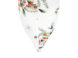 Weisse Kissenhuelle ca. 50x50 cm – Winterdeko mit orangen gefrosteten Rosen, Kieferzapfen und Zweigen im Allloverdruck. Detailansicht von der Seite mit beties Label – 100% Baumwolle – Aus der beties Magie des Winters "Frost-Rose" Kollektion.