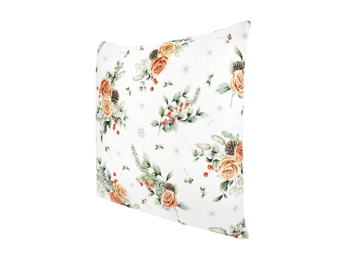 Weisse Kissenhuelle ca. 50x50 cm – Winterdeko mit orangen gefrosteten Rosen, Kieferzapfen und Zweigen im Allloverdruck – 100% Baumwolle – Aus der beties Magie des Winters "Frost-Rose" Kollektion.
