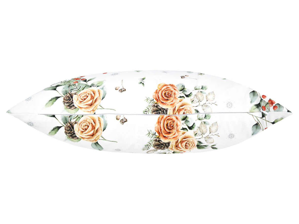 Weisse Kissenhuelle ca. 50x50 cm – Winterdeko mit orangen gefrosteten Rosen, Kieferzapfen und Zweigen im Allloverdruck. Ansicht von unten mit Reissverschluss – 100% Baumwolle – Aus der beties Magie des Winters "Frost-Rose" Kollektion.