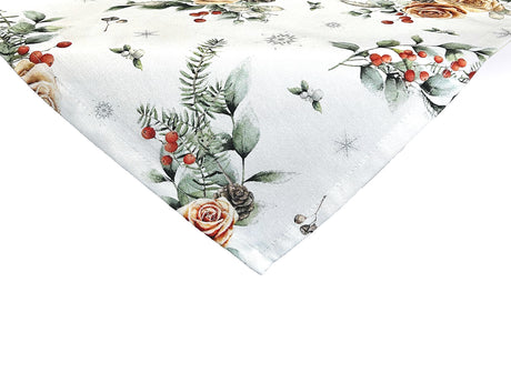 Weisse XS-Mitteldecke – Winterdeko mit gefrosteten Rosen in der Farbe orange, Kieferzapfen und Zweigen im Alloverdruck – 100% Baumwolle – aus der beties Magie des Winters "Frost-Rose" Kollektion.