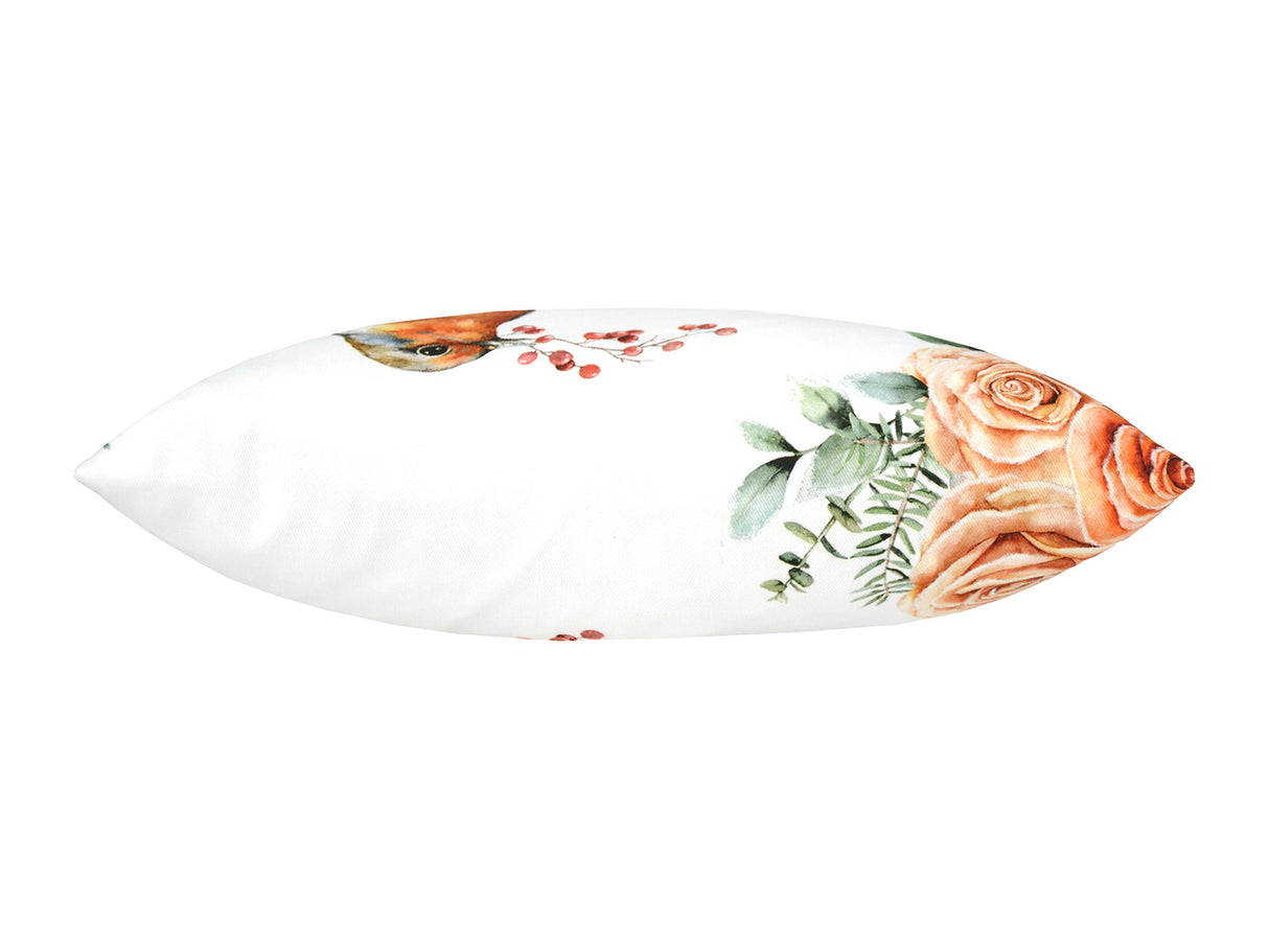 Weisse Kissenhuelle ca. 25x35 cm – Winterdeko mit Rotkelchen, orangen, gefrosteten Rosen, Kieferzapfen und Zweigen. Ansicht von oben – 100% Baumwolle – Aus der beties Magie des Winters "Frost-Rose" Kollektion.
